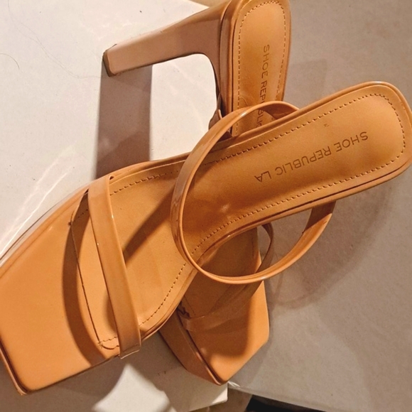 Pale pink Mirrored 4.5 in heel 1.5 in platform front 8.5 - Picture 4 of 4